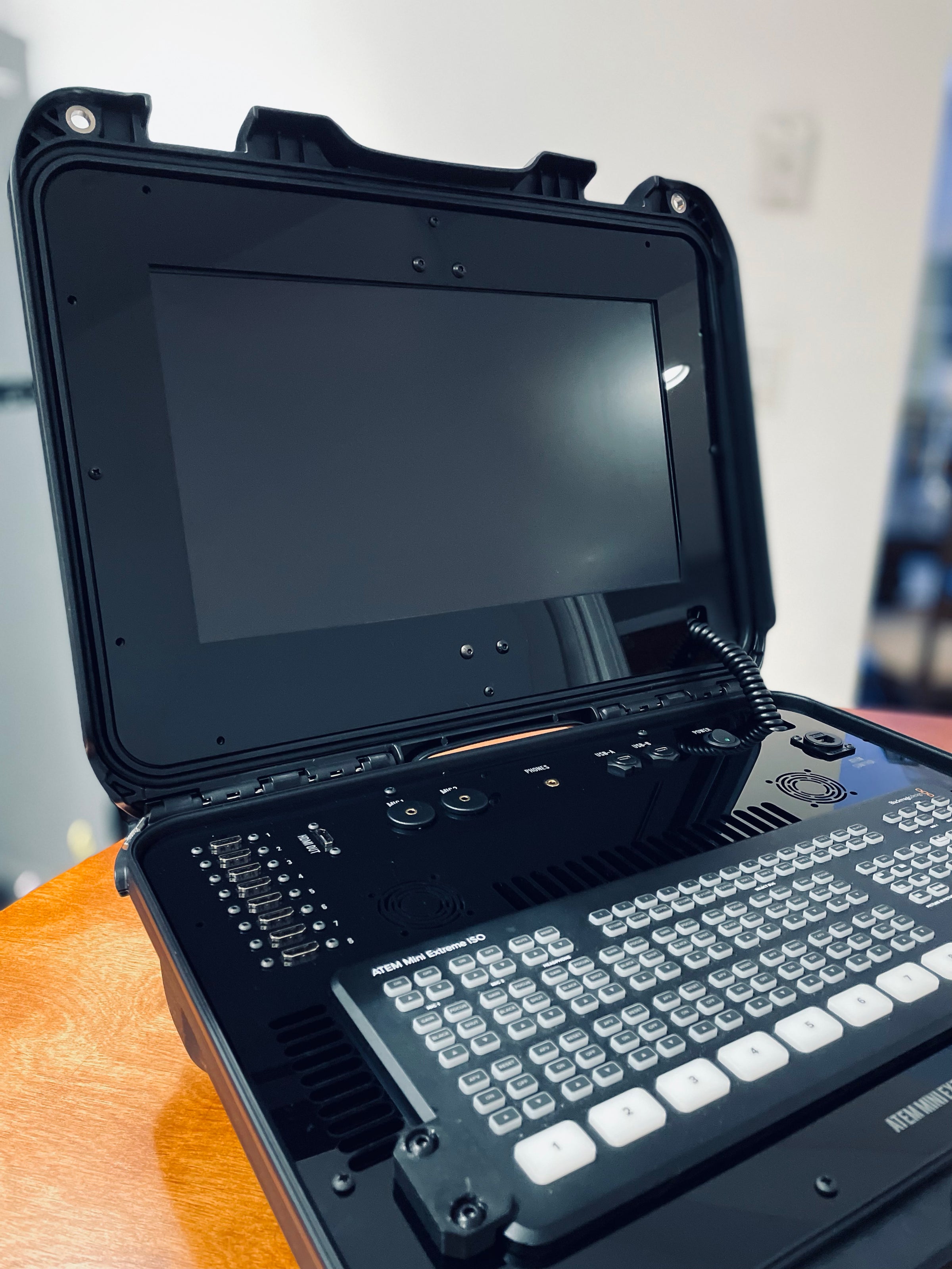 ATEM Mini Extreme ISO (難あり)　ケース付き ATEM mini Extremeにぴったりのケース｜松井 隆幸@ライブ配信が