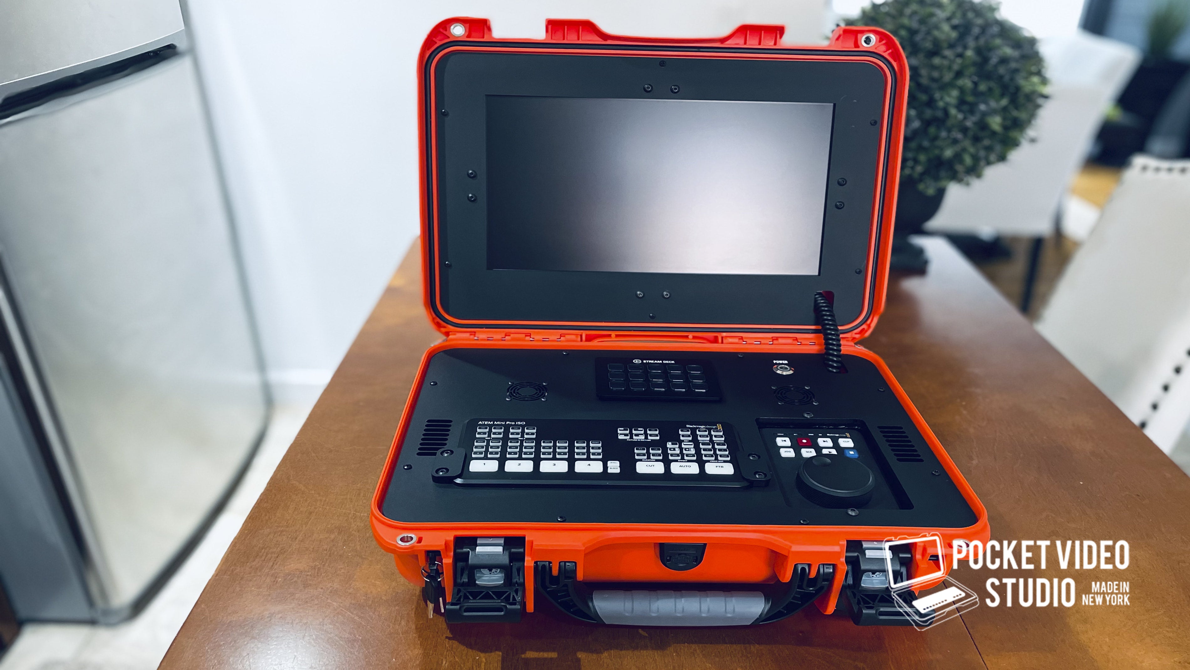 【美品】Blackmagic ATEM mini pro 専用ハードケース付き ATEM Mini とATEM Mini Proの専用キャリングケースを発売